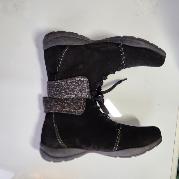 Clarks Roseville Black Suede Laced Ankle Booties Womens 9.5 - Picture 4 of 12